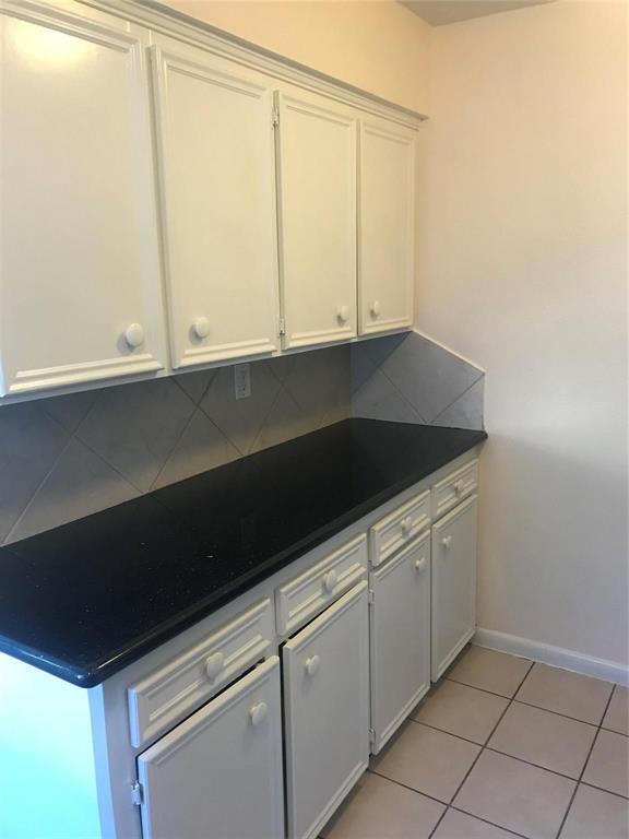 Foto del edificio - 8646 Maplecrest Dr