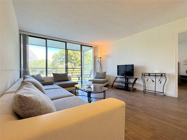 Building Photo - 20400 W Country Club Dr