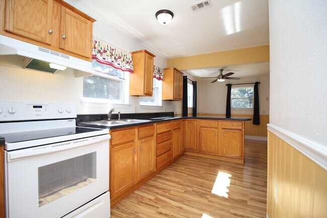 Building Photo - Upstairs 2 bedroom 1 bath apartment with f...