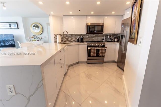 Foto del edificio - 7601 E Treasure Dr