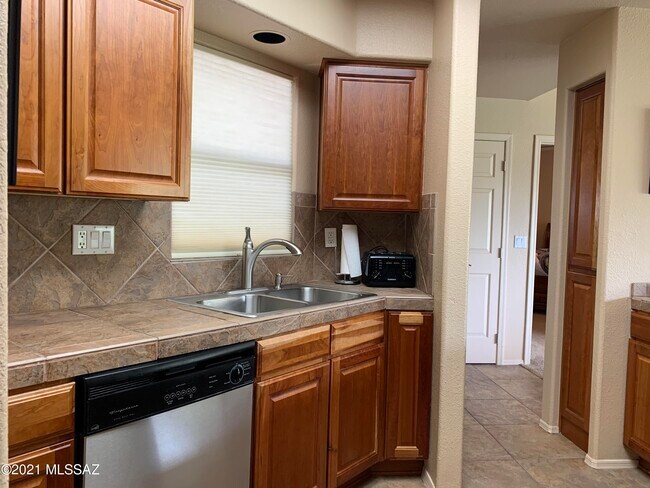 Building Photo - 6655 N Canyon Crest Dr