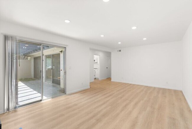 Building Photo - NEWLY RENOVATED South HB Gem!