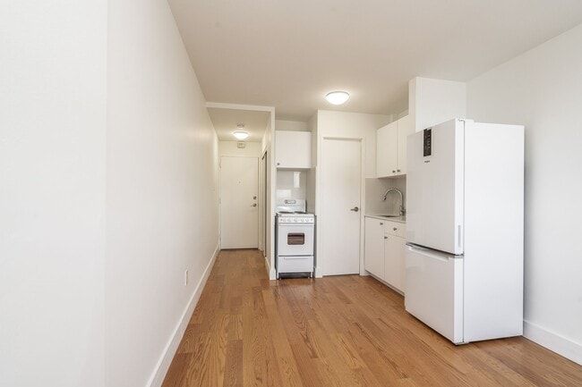 Building Photo - 730 St Clarens Ave