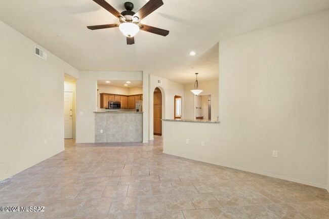 Foto del edificio - 2550 E River Rd