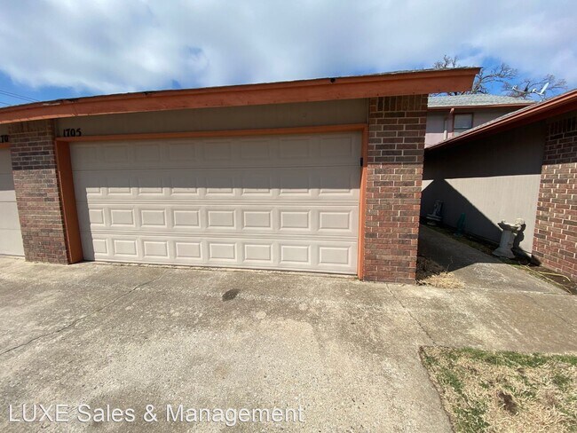 Building Photo - 2 br, 2.5 bath House - 1705 N Gleason Avenue
