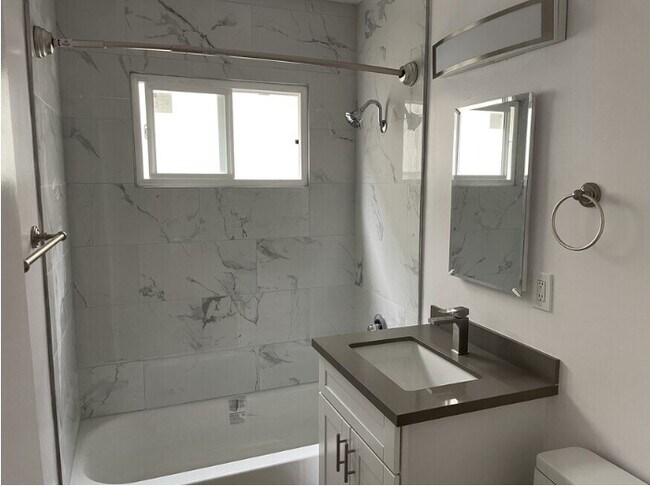 Baño recién renovado - 829 11th St