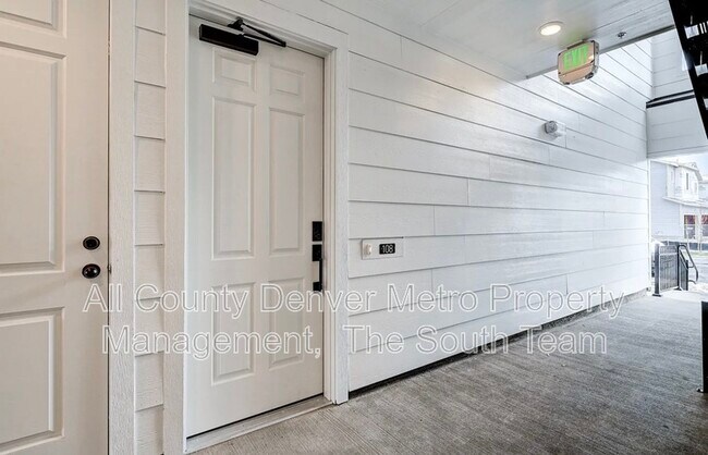 Building Photo - 6153 N Ceylon St