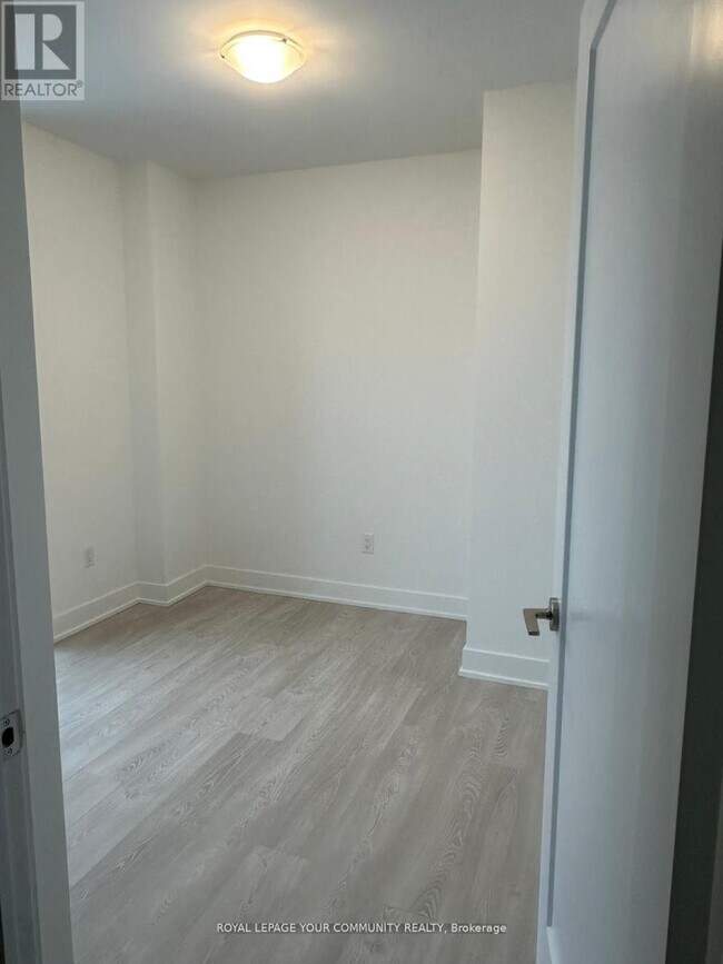 Photo du bâtiment - 2545-2545 Simcoe St N