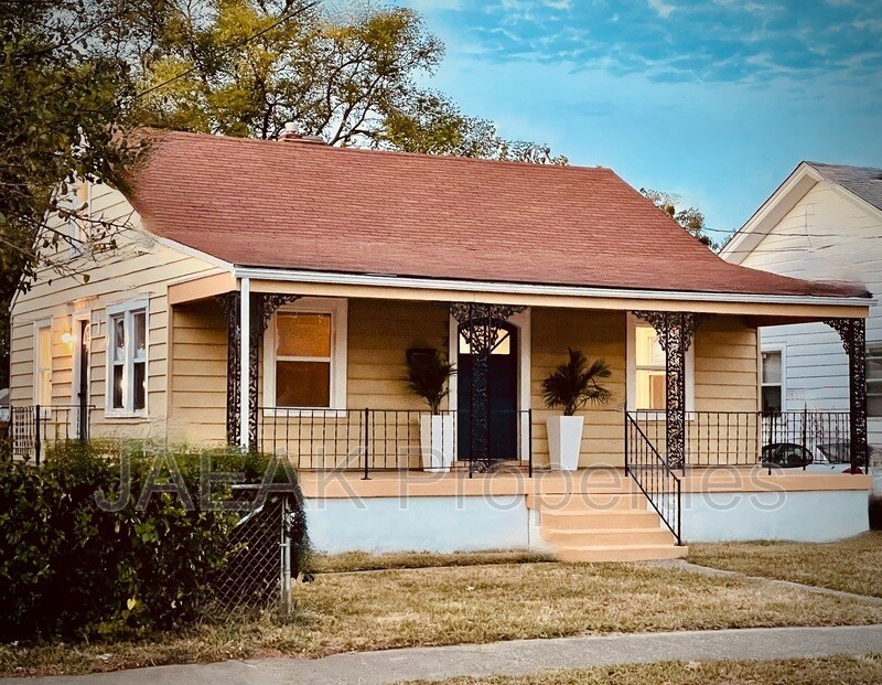 Primary Photo - 1235 W Ashland Ave