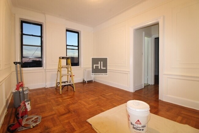 Building Photo - 18 AVENUE