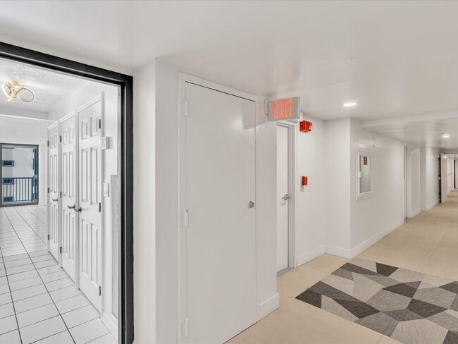 Building Photo - 2655 Collins Ave