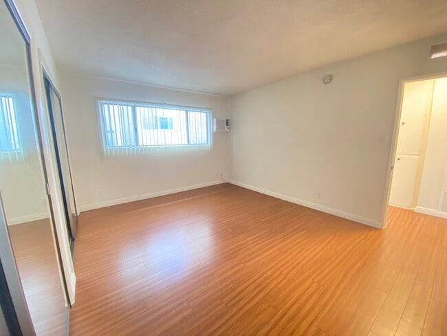 Building Photo - 3755 Mentone Ave