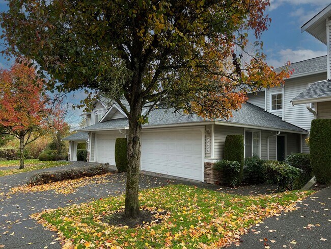 Building Photo - Beautiful 2 Bedroom Townhome in Gated Community