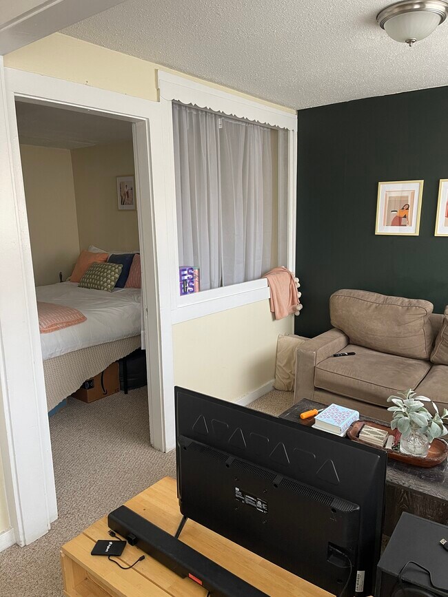 Living / Bedroom - 176 School St