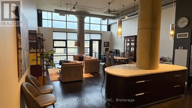 Building Photo - 90 Sumach St