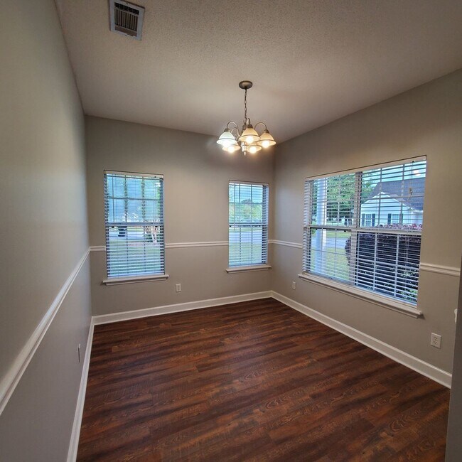 Foto del edificio - Luxurious and Spacious 3BR/2BA Rental Home...
