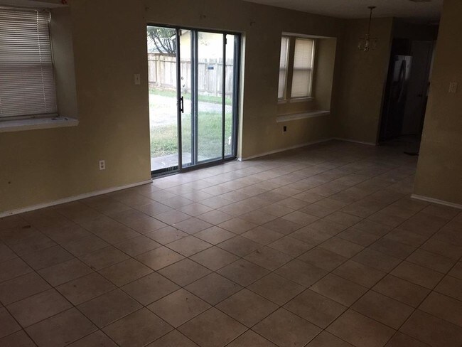 Building Photo - 15506 Wildwood Lake Dr