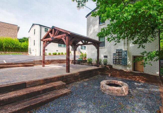 Foto del edificio - 905 Briarcliff Rd NE