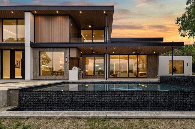 Building Photo - 2401 Oakhaven Cir