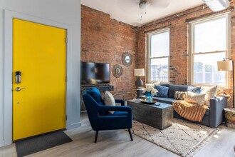 Building Photo - 1906 Elm St