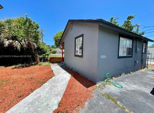 Building Photo - 906 4th St