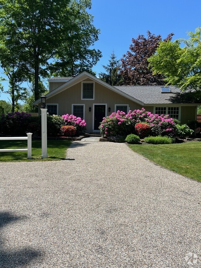 Building Photo - 30 Whiting Farm Rd