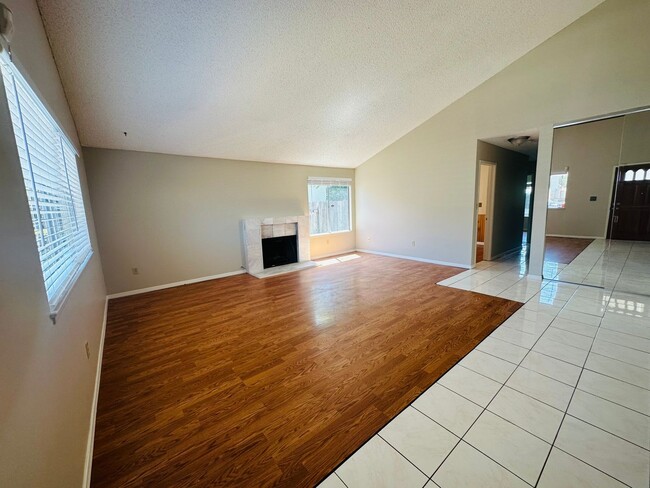 Foto del edificio - Spacious 3 Bedroom 2 Bath in Mira Mesa! Bi...