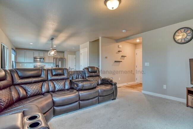 Foto del edificio - Gorgeous 3 Bedroom House Located in Lorson...