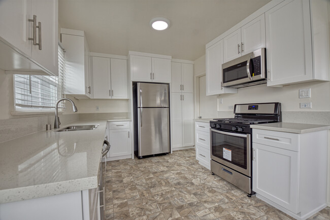 Building Photo - 2845 El Oeste Dr
