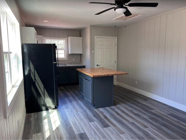 Building Photo - 219 Spanish Oak St, unit b