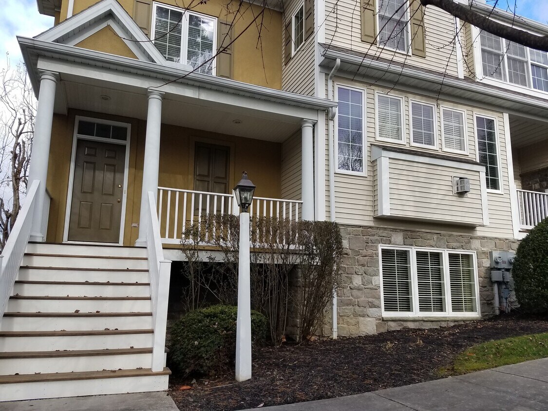Foto principal - Luxury 4 Bedroom, 3.5 Bath End Unit Townho...