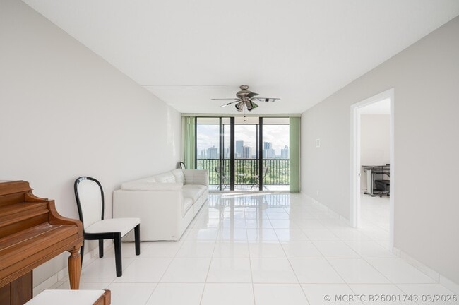 Foto del edificio - 20335 W Country Club Dr