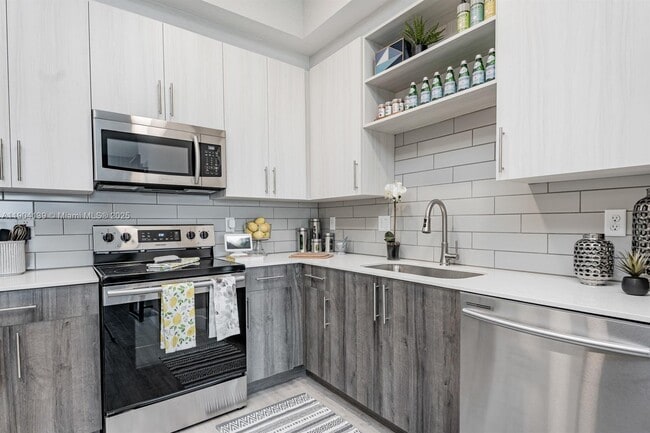 Building Photo - 9135 W Commercial Blvd