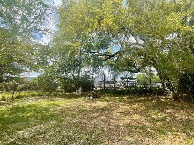 Foto del edificio - 708 Hazel Ave