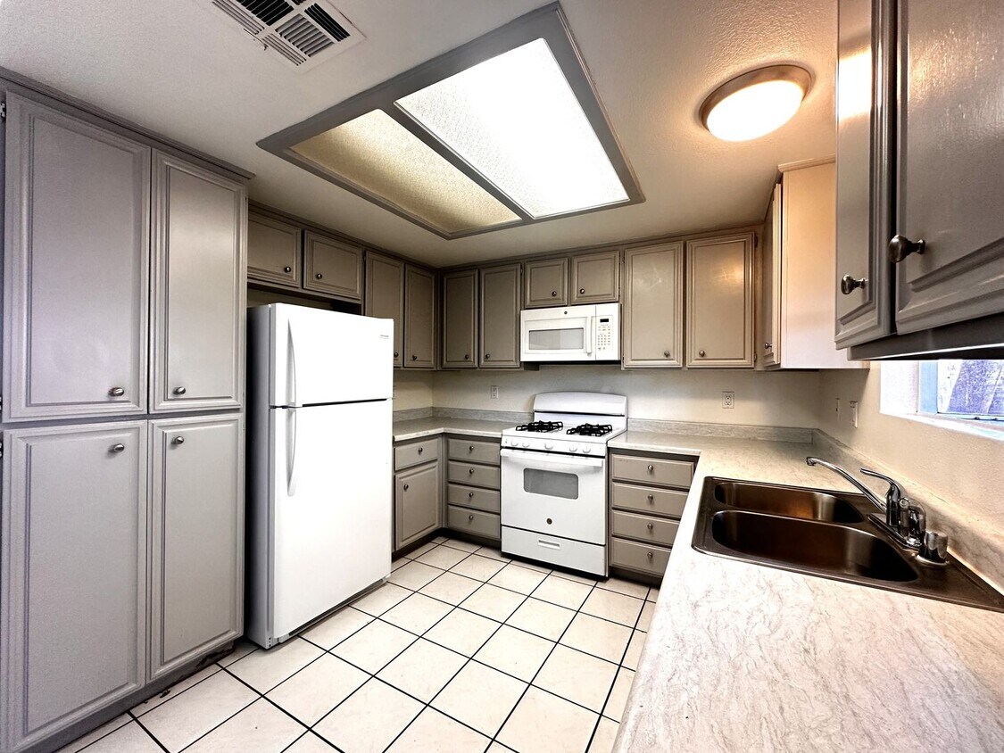 Foto principal - AVAILABLE NOW!! 2 BEDROOM 2 BATHROOM APART...