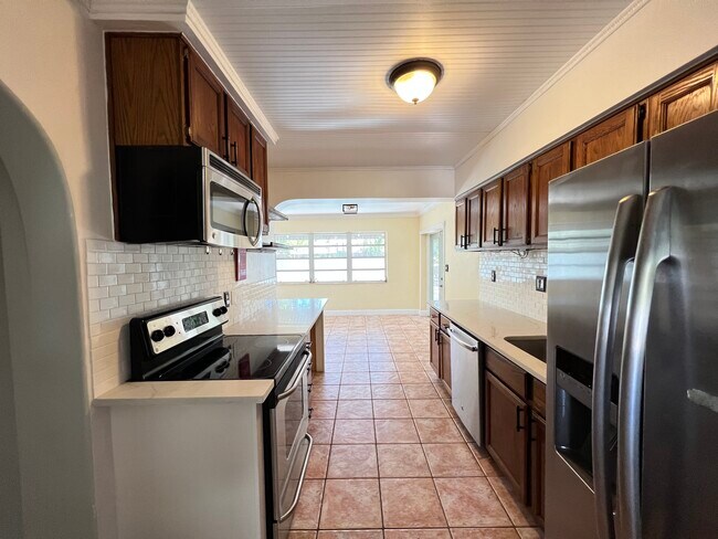 Building Photo - 4650 NE 2nd Ave