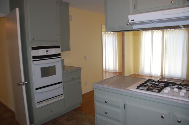 Foto del edificio - Large Home Near Magnolia Shopping Center