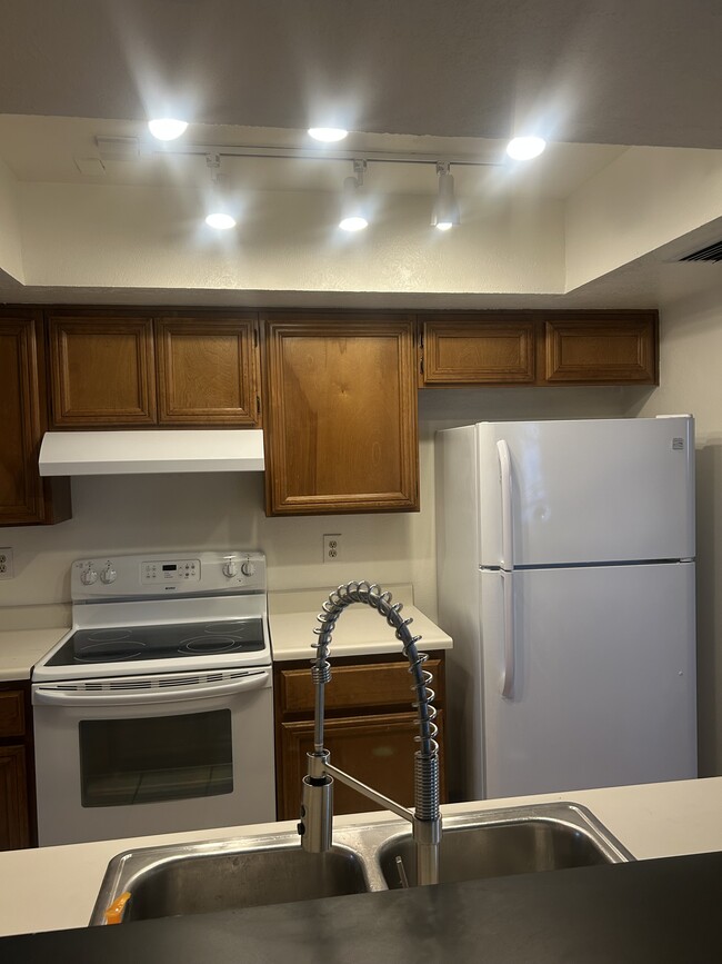 Building Photo - 726 E Villa Rita Dr