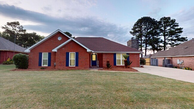 Building Photo - Private Oasis in Prattville!