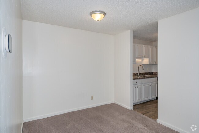Apartamento reformado de 2 dormitorios y 1 baño - 810 pies cuadrados - Comedor - Westporte Apartments