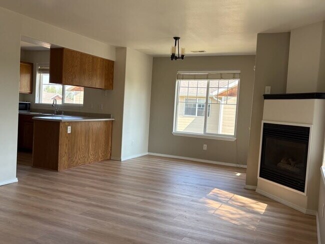 Building Photo - 825 Forest Glen #E