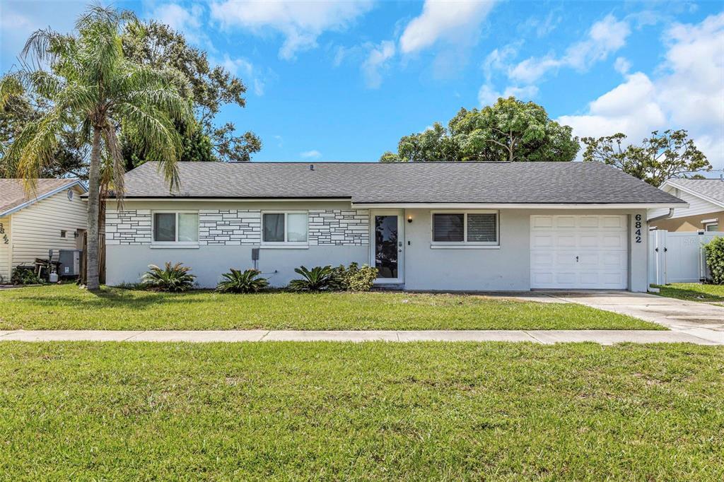 Foto principal - 6842 62nd Ave N