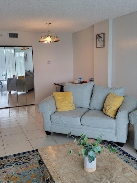 Foto del edificio - 919 Hillcrest Dr