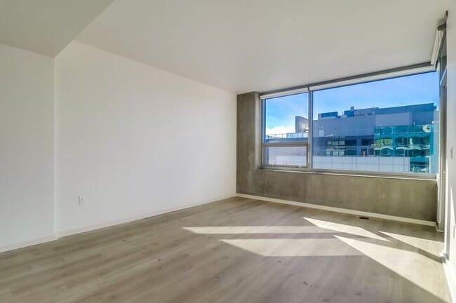 Building Photo - Stunning 1Bdm 1Ba Condo in the Heart of Do...