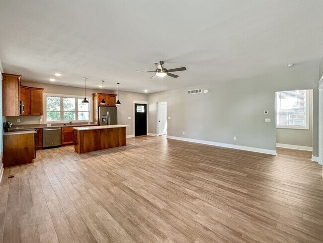 Foto del edificio - Newly Built 6 Bedroom and 6 Bathroom House! $720 Per Bedroom