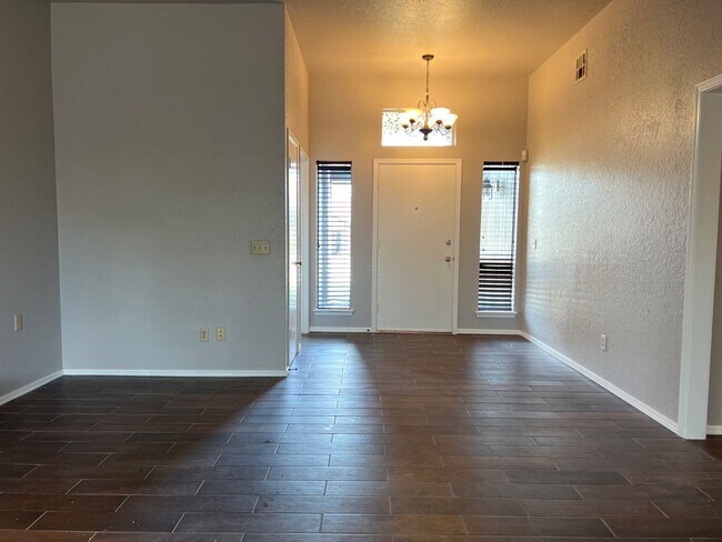 Building Photo - Spacious 3 Bedroom with Move in Special!
