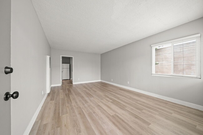 Building Photo - 835-845 Glenway Dr.