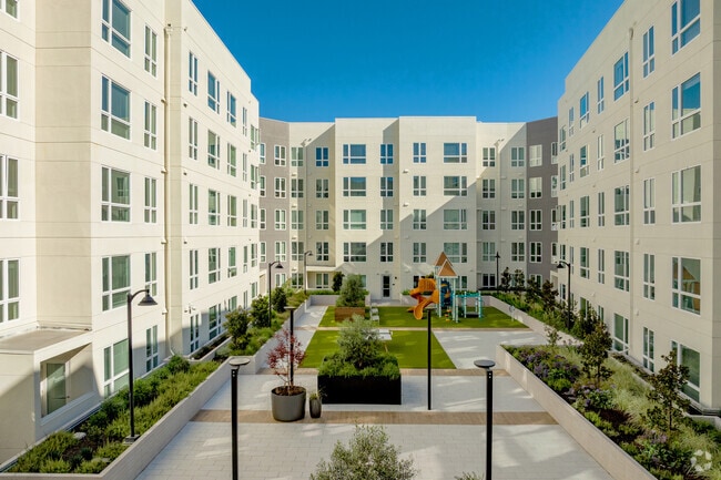 Building Photo - View at Blossom Hill
