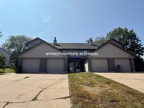 Building Photo - 450 NE Churchill St