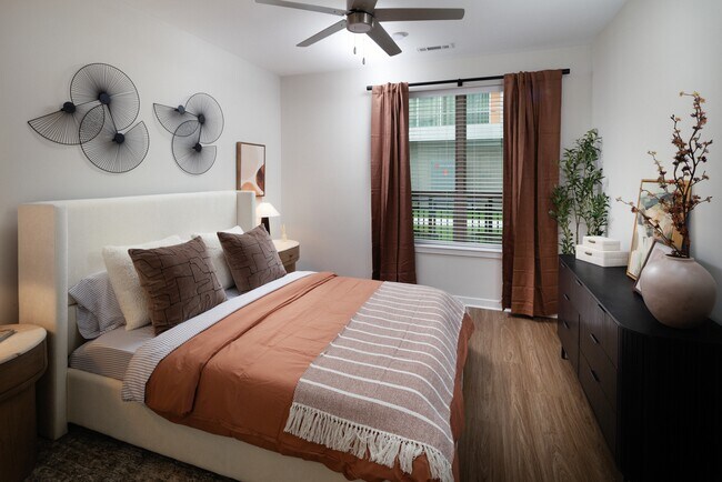 Dormitorio de la colección Upgrade con suelo de superficie dura. - Avalon Wayne